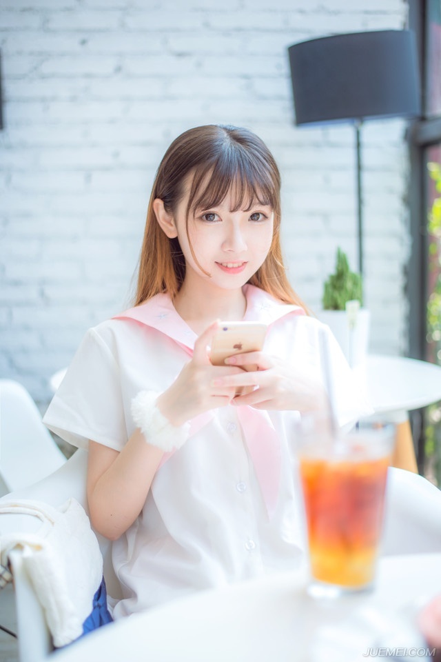 你要是不爱他，他多么爱你，他待你多么好，他的条件多么优秀，也是徒然的。自己不要的东西，为什么还要可惜呢?既然你甘心情愿放弃，你就没资格可惜。他曾是那么慷慨地等待你，他本来是你的，你自己选择不要，那就永远不要可惜。